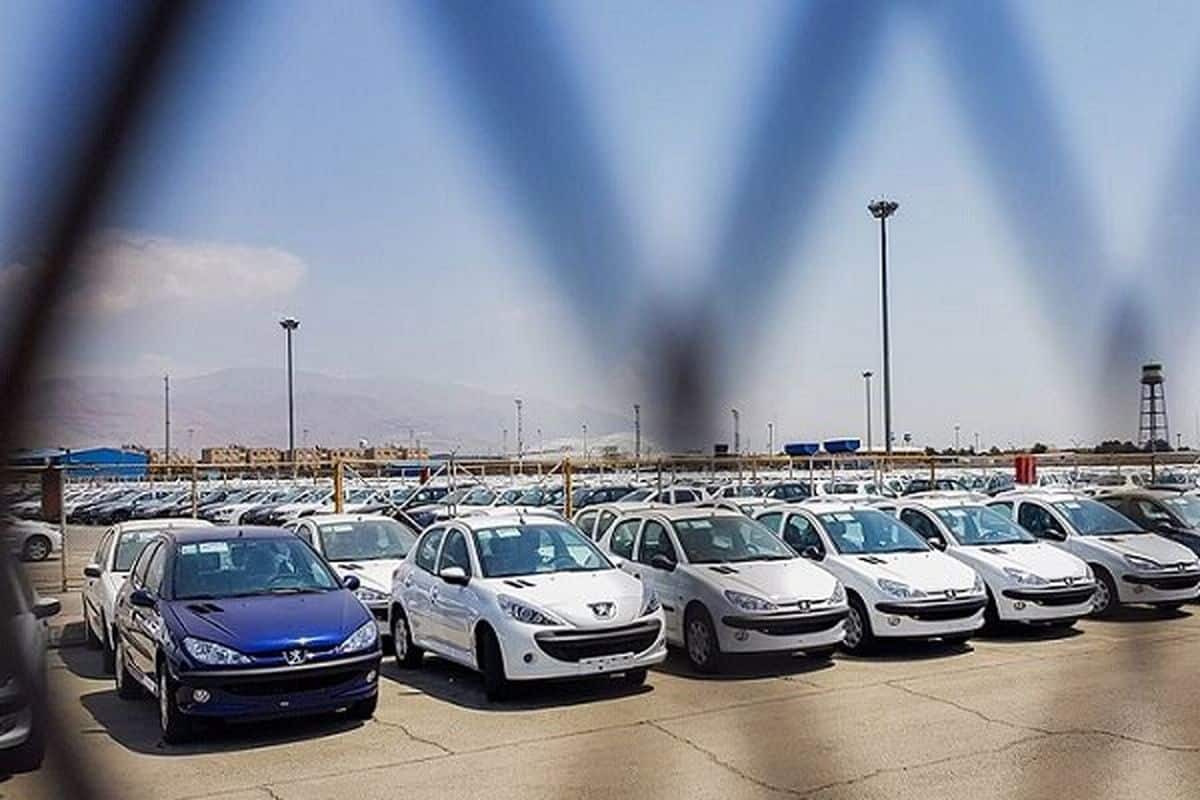 فیلم| احتکار خودروهای صفر پلاک شده در یک پارکینگ عمومی! | دیلی فوتبال