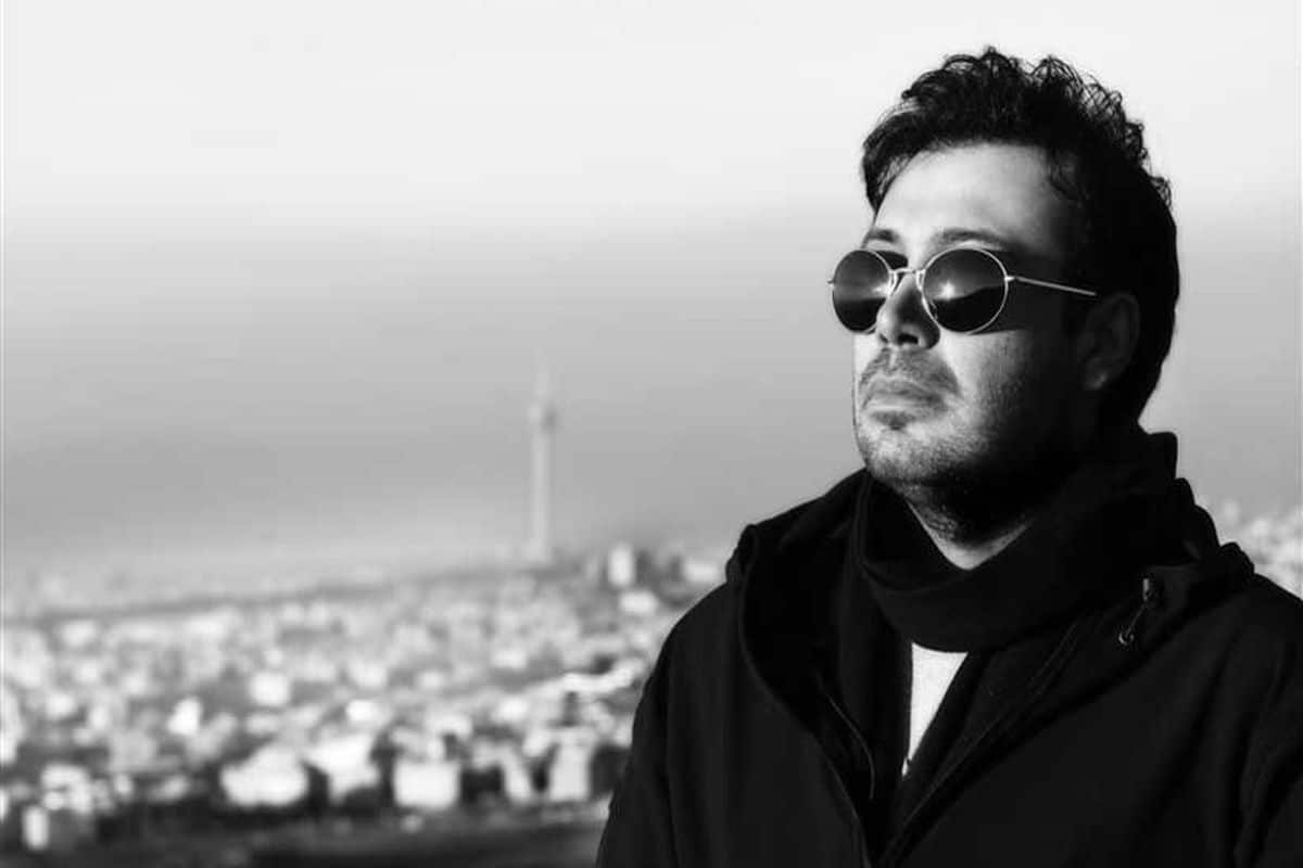 فیلم| اجرای زنده محسن چاوشی؛ صدای خواننده محبوب واقعی است؟ | دیلی فوتبال