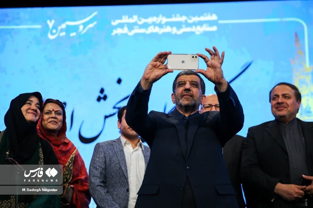 عکس| سلفی وزیر دولت با گوشی آیفون! | دیلی فوتبال