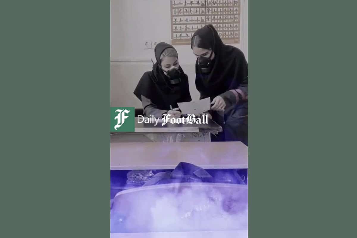 فیلم| جنجال جدید معلم بلاگرها؛ آموزش با ماسک شیمیایی به بهانه جلوگیری از مسمومیت! | دیلی فوتبال