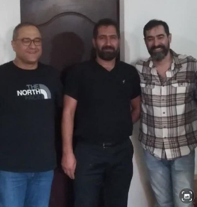 عکس| شهاب حسینی و رامبد جوان در خانه شهید روح الله عجمیان؛ به دنبال رضایت برای قاتلان | دیلی فوتبال