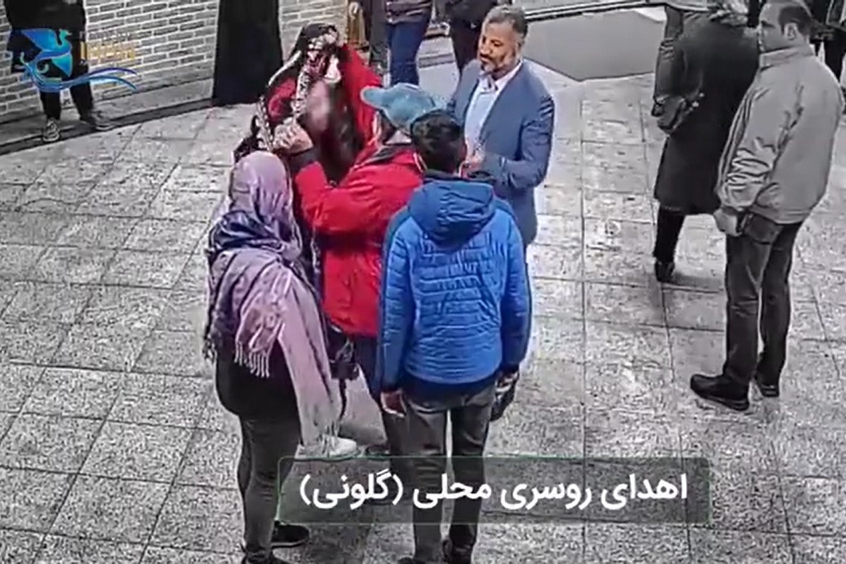 فیلم| اهدای روسری محلی به زنان بی حجاب در قلعه فلک الافلاک لرستان | دیلی فوتبال