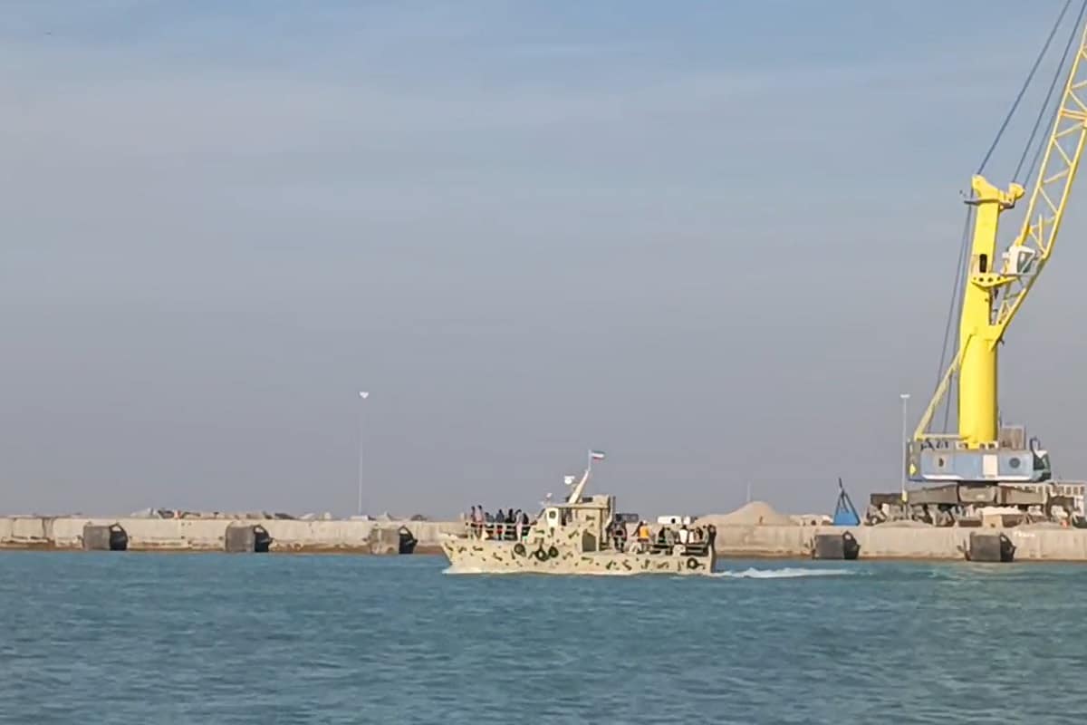 فیلم| دور دور مسافران نوروزی با قایق مرزبانی در خلیج فارس | دیلی فوتبال