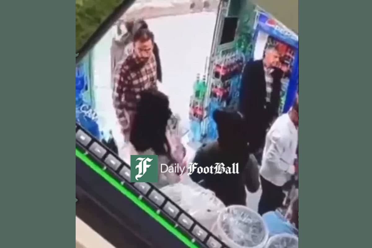فیلم| حمله وحشیانه به زنان بی حجاب در سوپرمارکت؛ خاطره رهبر انقلاب از حمله به بدحجاب ها فیلم| حمله وحشیانه به زنان بی حجاب در سوپرمارکت؛ خاطره رهبر انقلاب از حمله به بدحجاب ها | دیلی فوتبال