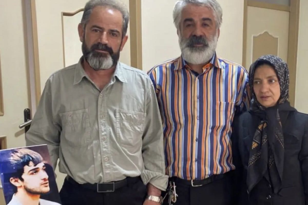 عکس| دیدار پدر مهسا امینی با خانواده یکی از قاتلان شهید روح الله عجمیان عکس| دیدار پدر مهسا امینی با خانواده یکی از قاتلان شهید روح الله عجمیان | دیلی فوتبال