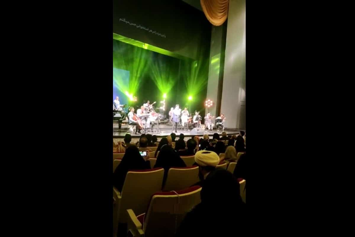 فیلم| حضور طلبه جوان در کنسرت احسان یاسین در تالار وحدت | دیلی فوتبال