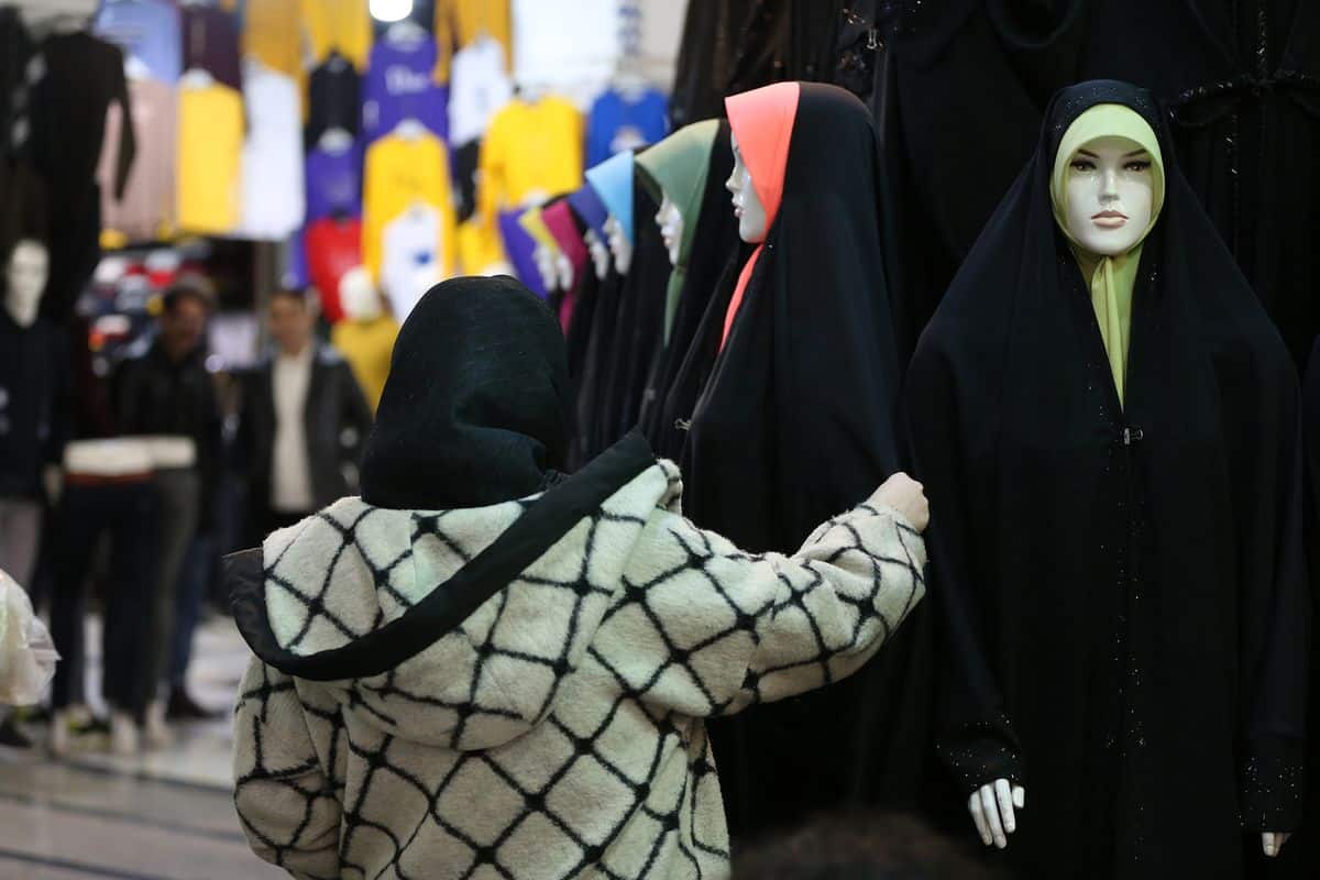 عکس| مردان سفیدپوش «گروه تذکر لسانی» برای امر به معروف حجاب در خیابان ها عکس| مردان سفیدپوش «گروه تذکر لسانی» برای امر به معروف حجاب در خیابان ها | دیلی فوتبال