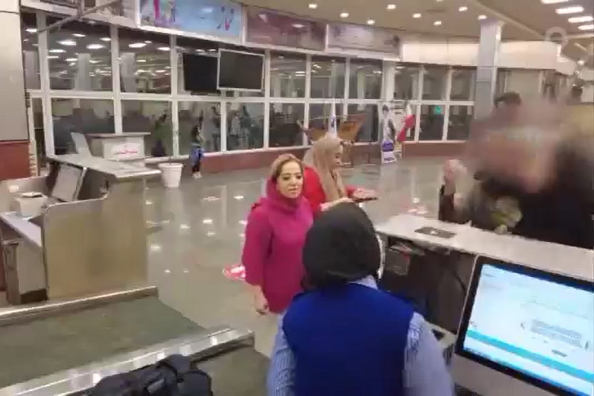 فیلم| امر به معروف حجاب در فرودگاه بوشهر؛ تذکر محترمانه و واکنش زنان فیلم| امر به معروف حجاب در فرودگاه بوشهر؛ تذکر محترمانه و واکنش زنان | دیلی فوتبال
