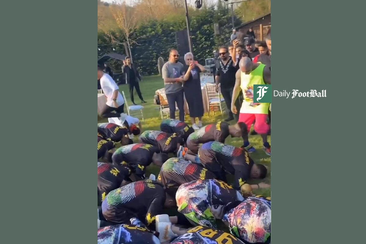 فیلم| سجده طرفداران امیر تتلو به پای خواننده جنجالی؟ فیلم| سجده طرفداران امیر تتلو به پای خواننده جنجالی؟ | دیلی فوتبال