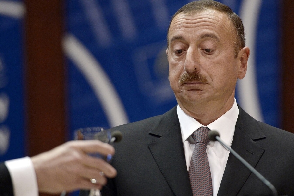 فیلم| تودهنی شاعر آذری به الهام علی اف فیلم| تودهنی شاعر آذری به الهام علی اف | دیلی فوتبال