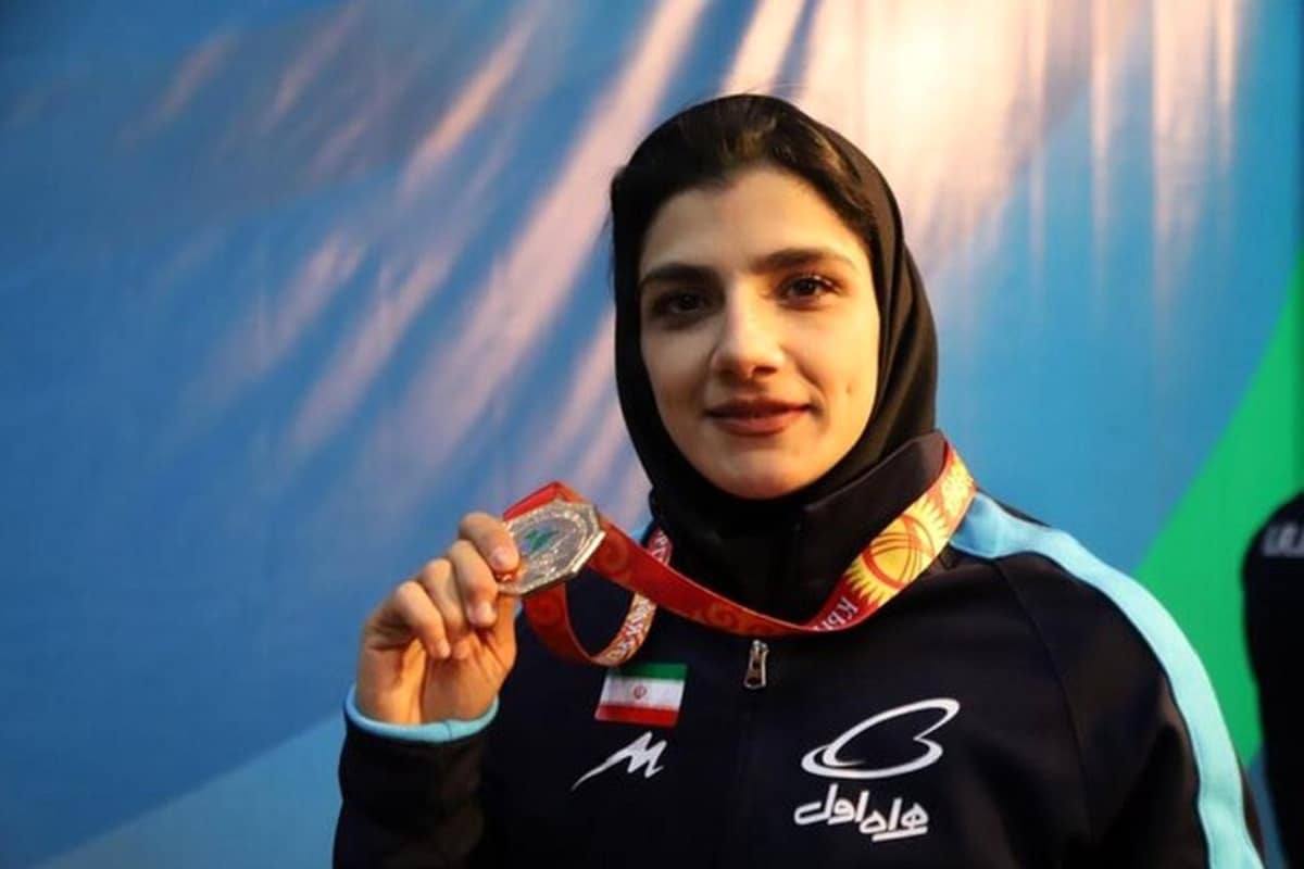 فیلم| نماز خواندن بانوی کشتی گیر ایرانی در سالن مسابقات آسیایی | دیلی فوتبال