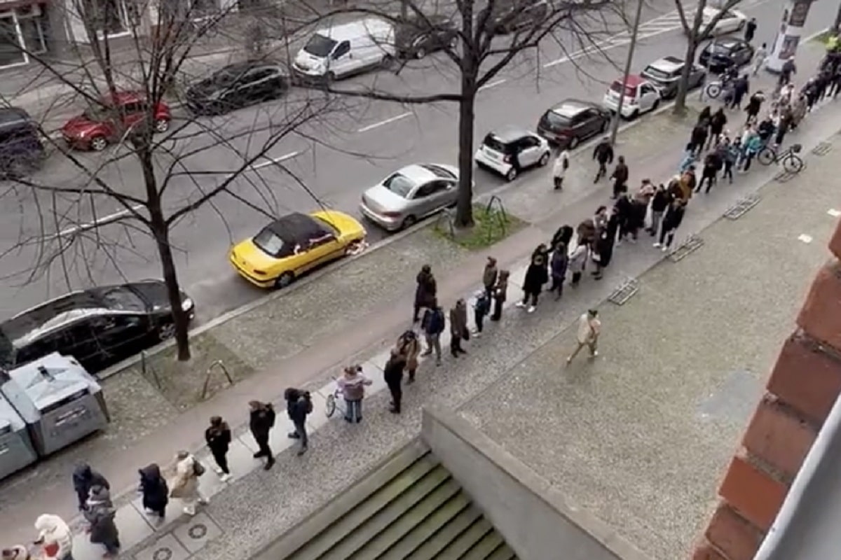 فیلم| صف اجاره آپارتمان در آلمان فیلم| صف اجاره آپارتمان در آلمان | دیلی فوتبال