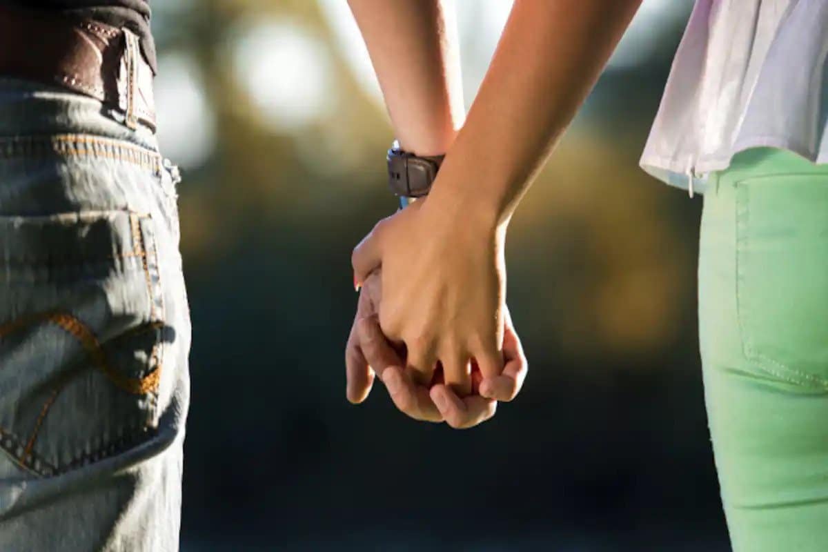 فیلم| عادی سازی روابط دختر و پسر در سنین پایین کار درستی است؟ | دیلی فوتبال