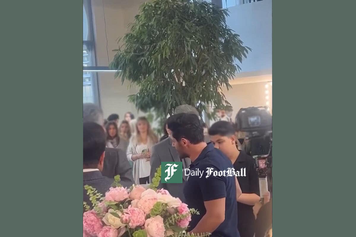 فیلم| کشف حجاب زنان در افتتاحیه سالن زیبایی ساره بیات با حضور محمدرضا گلزار | دیلی فوتبال