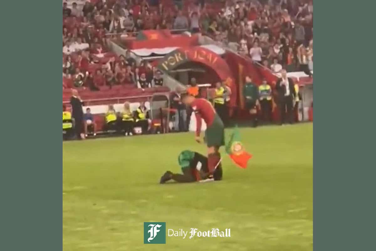 فیلم| سجده به رونالدو توسط جیمی جامپ! | دیلی فوتبال