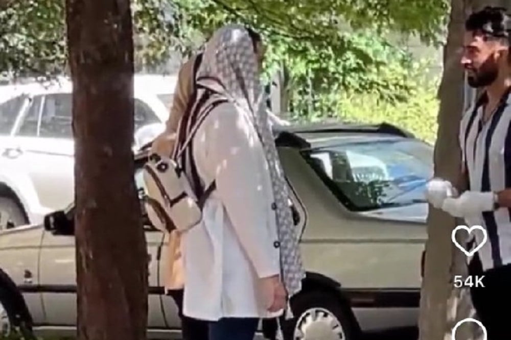 عکس| دوربین مخفی جنجالی؛ زیپمو میکشی بالا؟ عکس| دوربین مخفی جنجالی؛ زیپمو میکشی بالا؟ | دیلی فوتبال