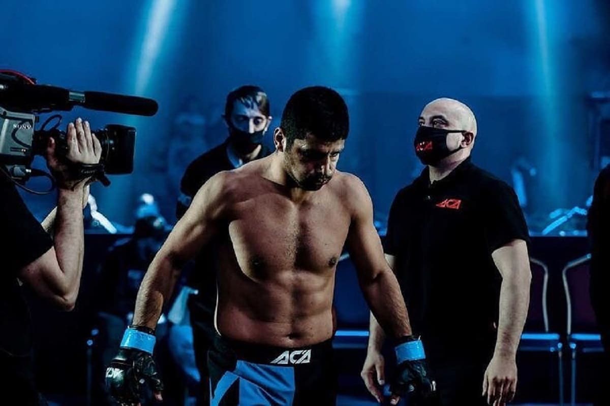 فیلم| مبارزه مازیار الهامی با حریف آذربایجانی در مسابقات MMA | دیلی فوتبال