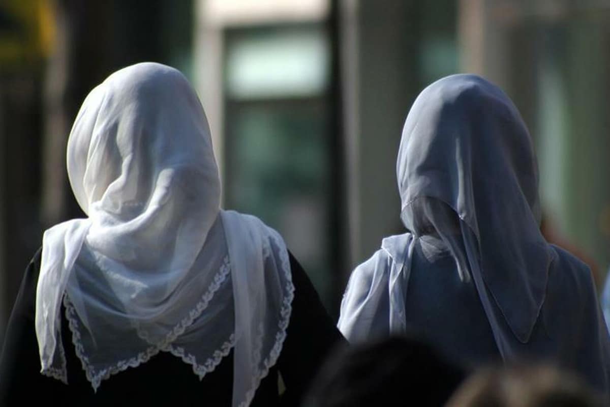 فیلم| حجاب محدود کننده آزادی است؟ | دیلی فوتبال