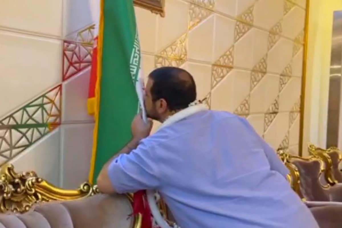 فیلم| بوسه رائفی پور بر پرچم ایران پس از بازگشت به کشور | دیلی فوتبال