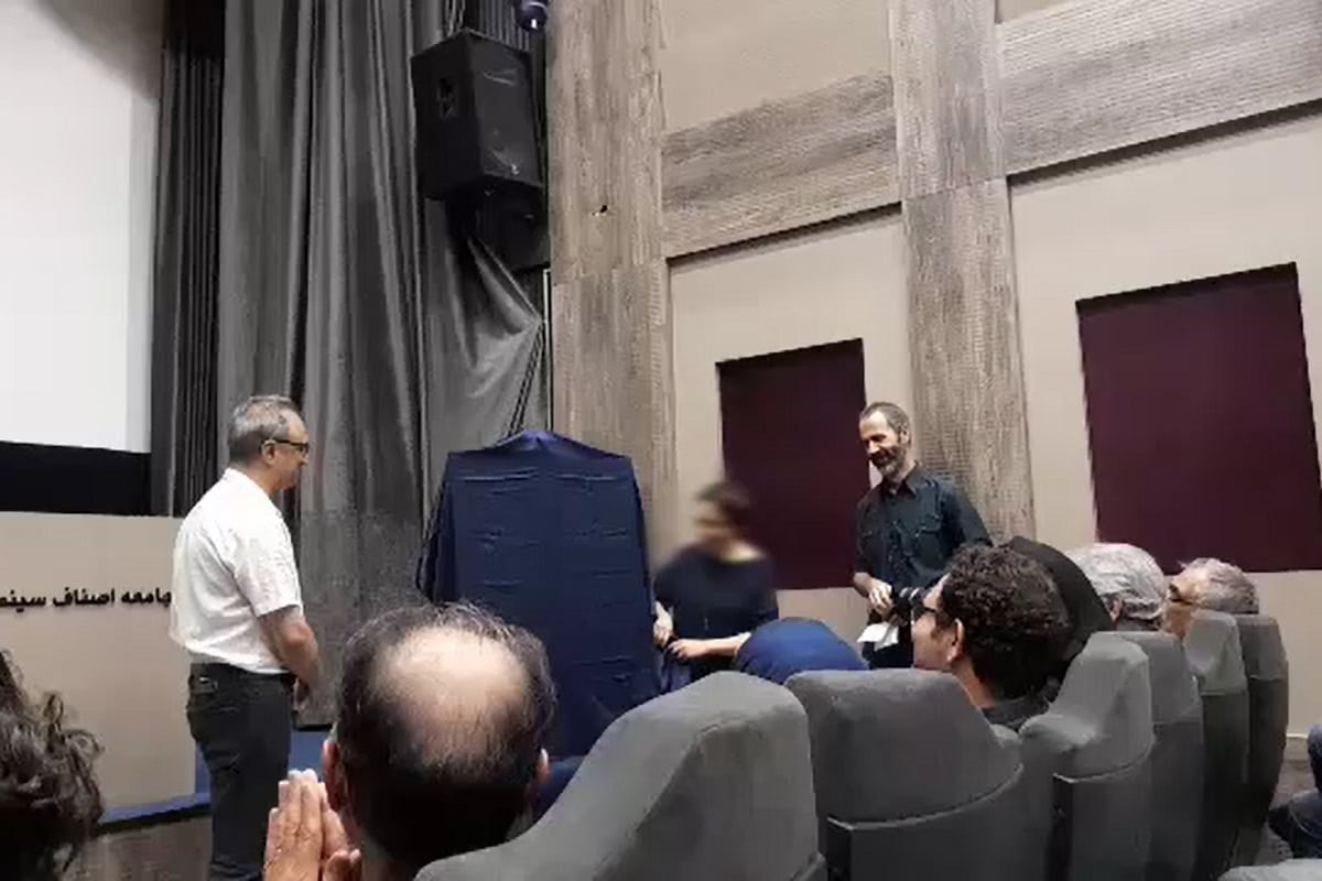 فیلم| هنجارشکنی در مراسم رونمایی از پوستر جشنواره فیلم کوتاه ایسفا فیلم| هنجارشکنی در مراسم رونمایی از پوستر جشنواره فیلم کوتاه ایسفا | دیلی فوتبال