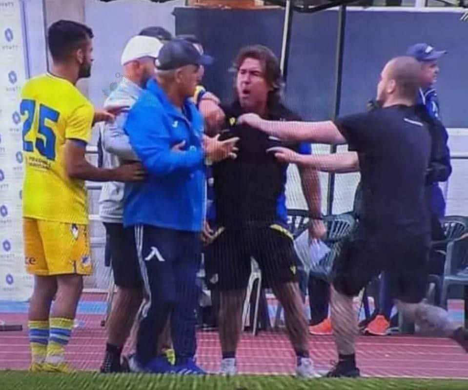 عکس| درگیری و اخراج ساپینتو در اولین بازی با آپوئل قبرس | دیلی فوتبال