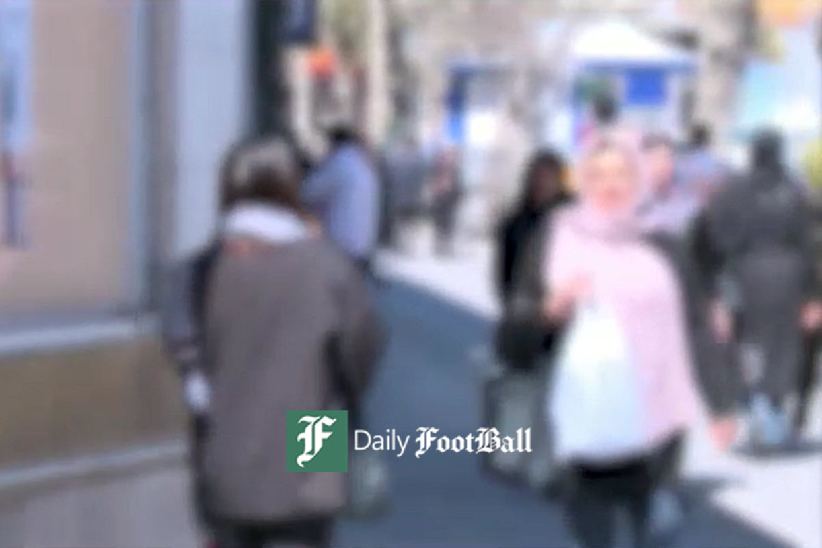 فیلم| گزارش صدا و سیما از حمله وحشیانه هنجارشکنان به دختر شهید مدافع حرم و کشیدن چادر از سر او فیلم| گزارش صدا و سیما از حمله وحشیانه هنجارشکنان به دختر شهید مدافع حرم و کشیدن چادر از سر او | دیلی فوتبال