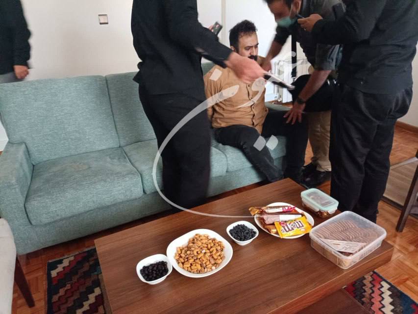 عکس| لحظه بازداشت مهدی یراحی در حال پلی استیشن بازی کردن عکس| لحظه بازداشت مهدی یراحی در حال پلی استیشن بازی کردن | دیلی فوتبال