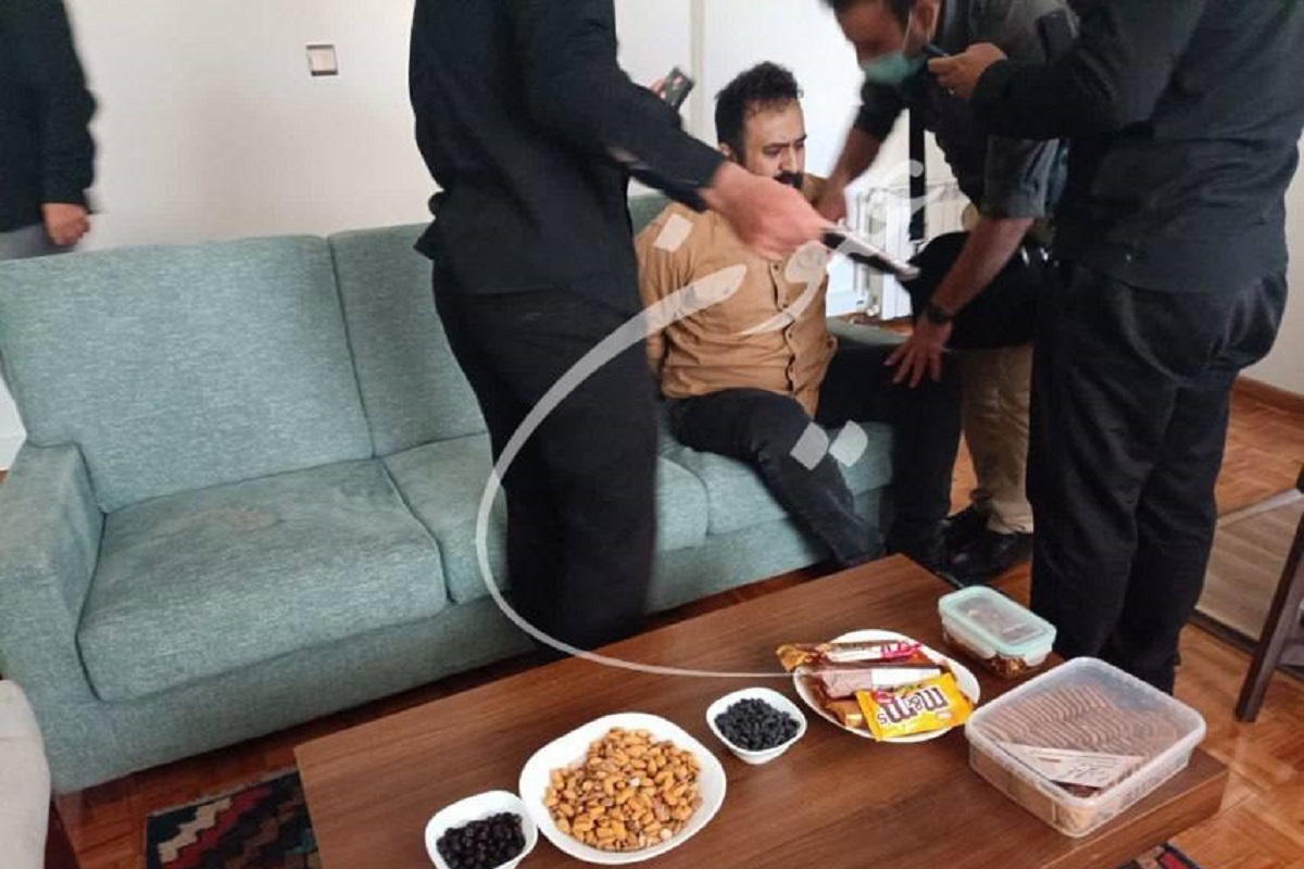 عکس| لحظه بازداشت مهدی یراحی در حال پلی استیشن بازی کردن عکس| لحظه بازداشت مهدی یراحی در حال پلی استیشن بازی کردن | دیلی فوتبال