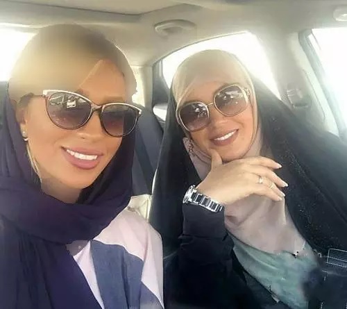 عکس| سلفی الهام چرخنده با یک دختر بد حجاب | دیلی فوتبال