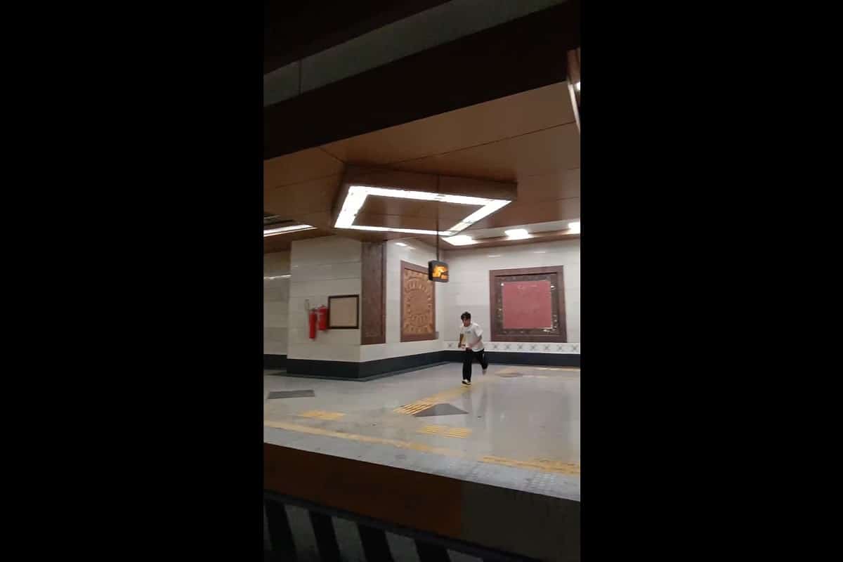 فیلم| حرکت خطرناک پارکور کار جوان در متروی تهران فیلم| حرکت خطرناک پارکور کار جوان در متروی تهران | دیلی فوتبال