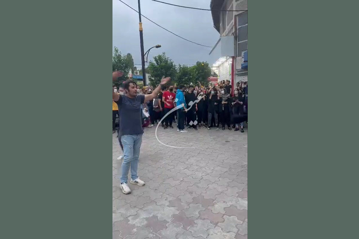 فیلم| لیدری جواد روحی در اغتشاشات پاییز 1401 | دیلی فوتبال