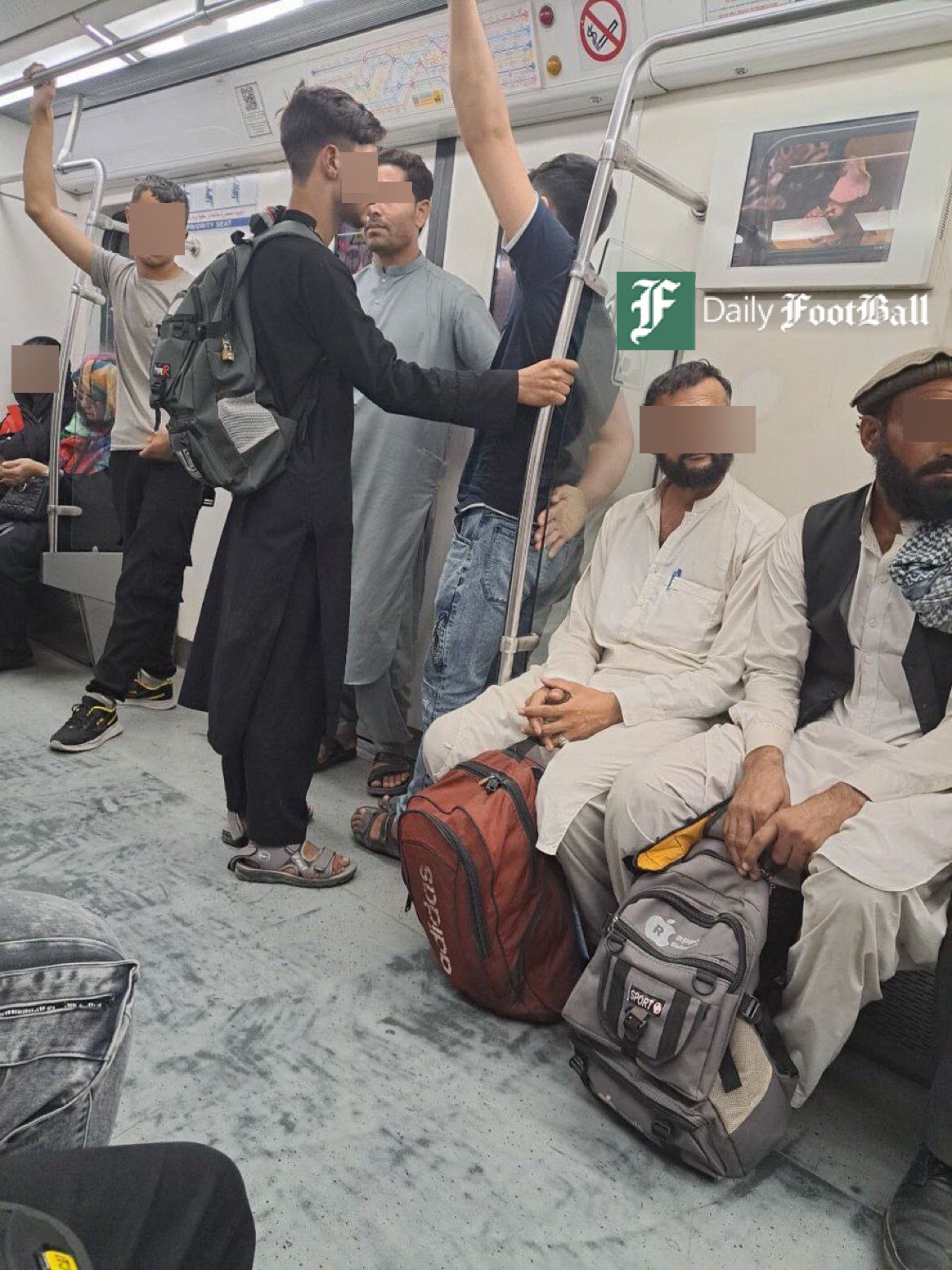 عکس| اینجا افغانستان نیست؛ تصویری عجیب از حضور پرشمار مهاجران افغان در مترو تهران | دیلی فوتبال