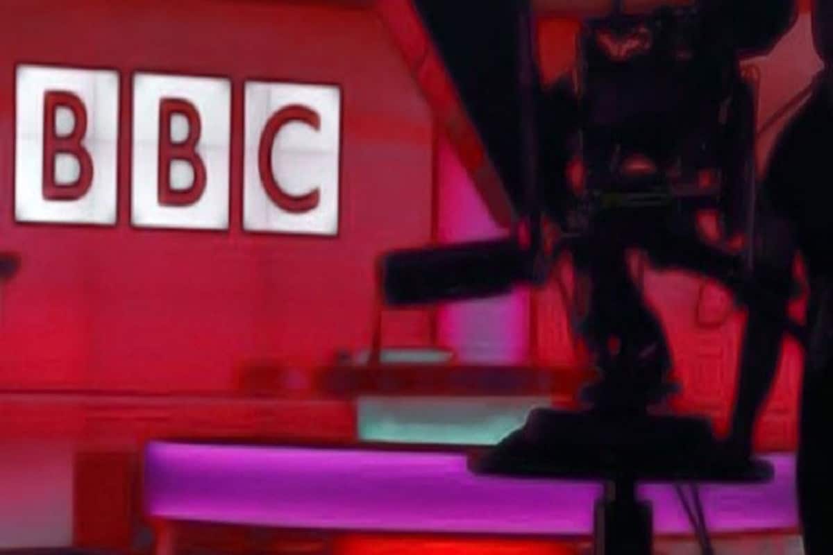 فیلم| حمله تند مجری شبکه من و تو به کارکنان بی بی سی فارسی | دیلی فوتبال