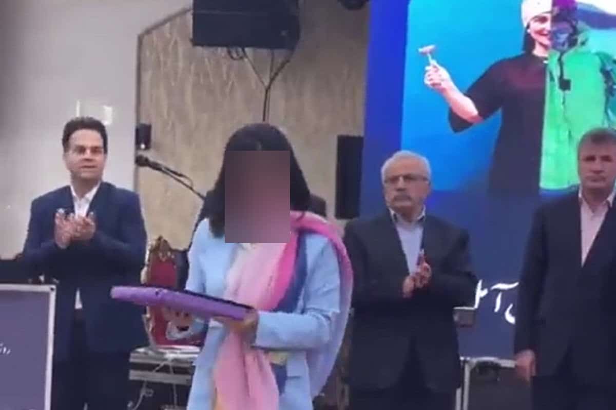عکس| عاقبت کشف حجاب پزشک نمونه در آمل | دیلی فوتبال