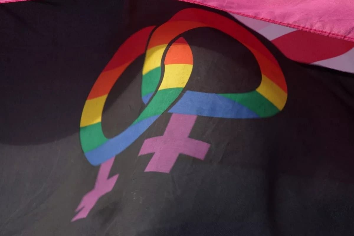 عکس| عاقبت حمایت از همجنس بازی در کافه عکس| عاقبت حمایت از همجنس بازی در کافه | دیلی فوتبال