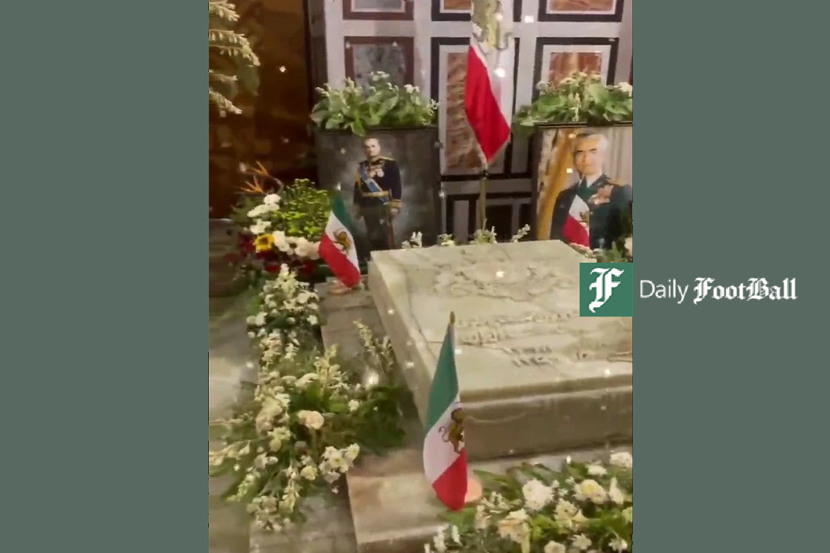 فیلم| حرکت عجیب یک سلطنت طلب سر قبر محمدرضا پهلوی فیلم| حرکت عجیب یک سلطنت طلب سر قبر محمدرضا پهلوی | دیلی فوتبال
