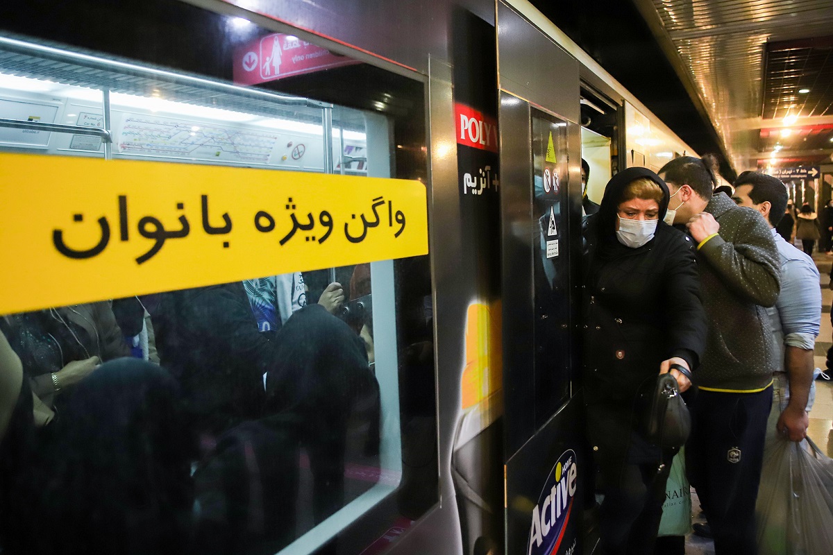 فیلم| ممانعت پلیس مقتدر از ورود زن بی حجاب به متروی تهران | دیلی فوتبال