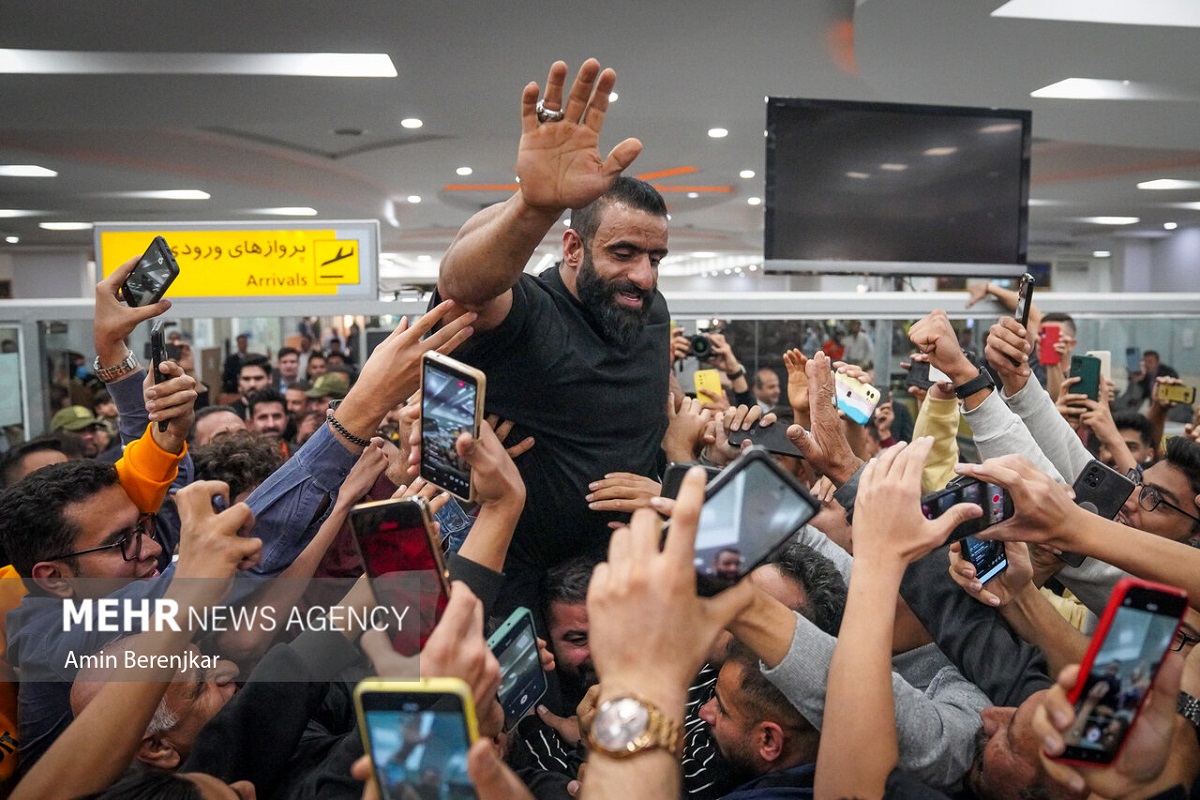 عکس| واکنش هادی چوپان به رفتار زشت با کودکان در مراسم استقبال عکس| واکنش هادی چوپان به رفتار زشت با کودکان در مراسم استقبال | دیلی فوتبال