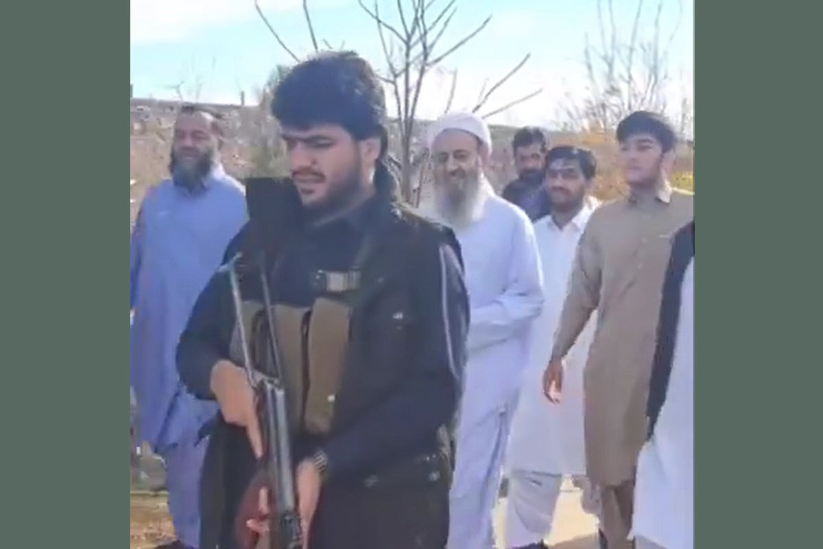 فیلم| بادیگاردهای مسلح و ماشین های لوکس مولوی عبدالحمید | دیلی فوتبال