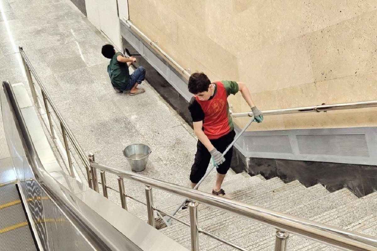 عکس| تصویری پربازدید از دو کودک کار در مترو تهران عکس| تصویری پربازدید از دو کودک کار در مترو تهران | دیلی فوتبال