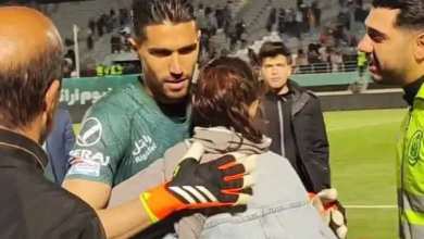 فیلم| «بغل» فقط برای هوادار زن؛ «کتک» سهم هواداران مرد استقلال | دیلی فوتبال