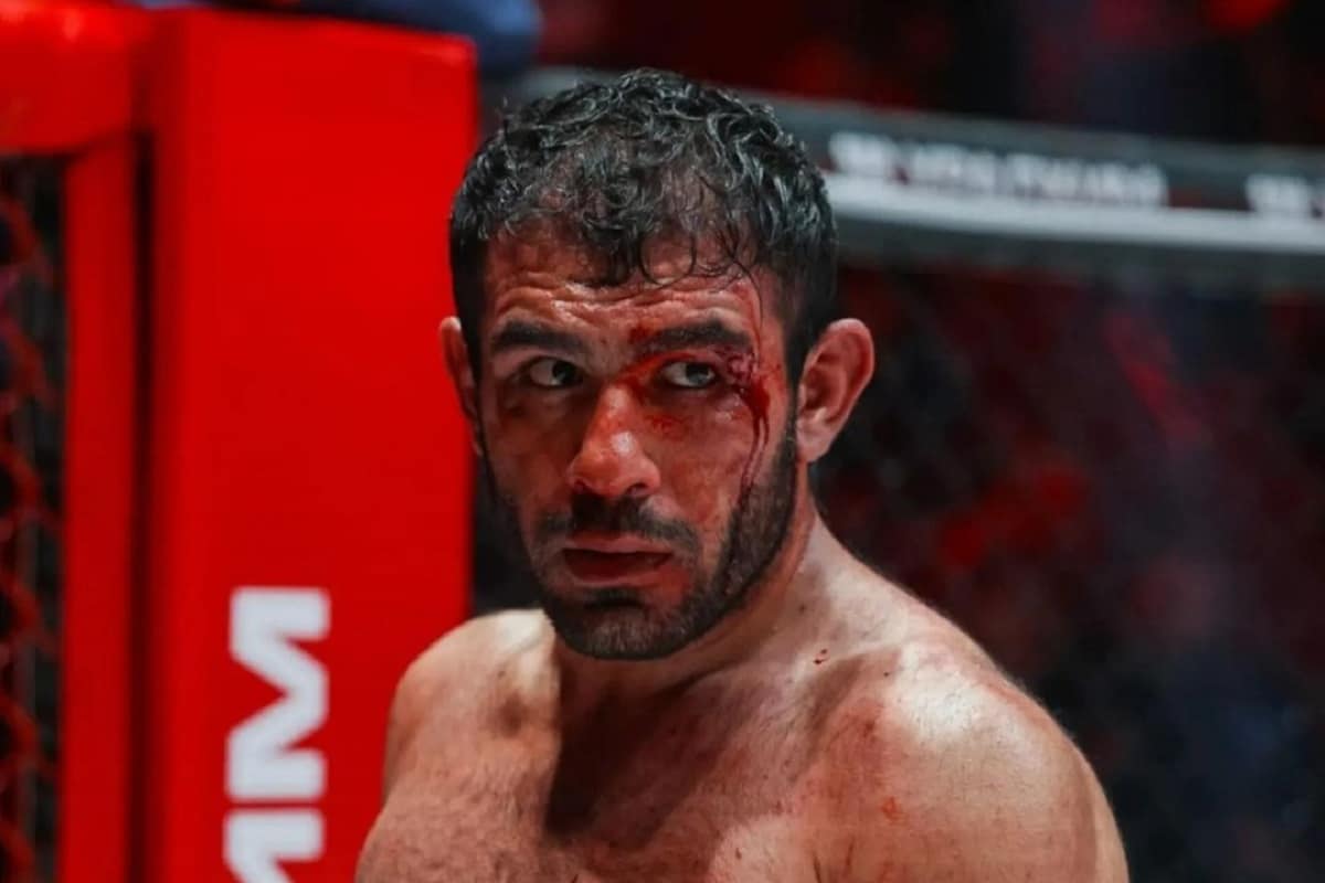 فیلم| کتک خوردن علی هیبتی به علت لگد زدن به مجری زن روس | دیلی فوتبال