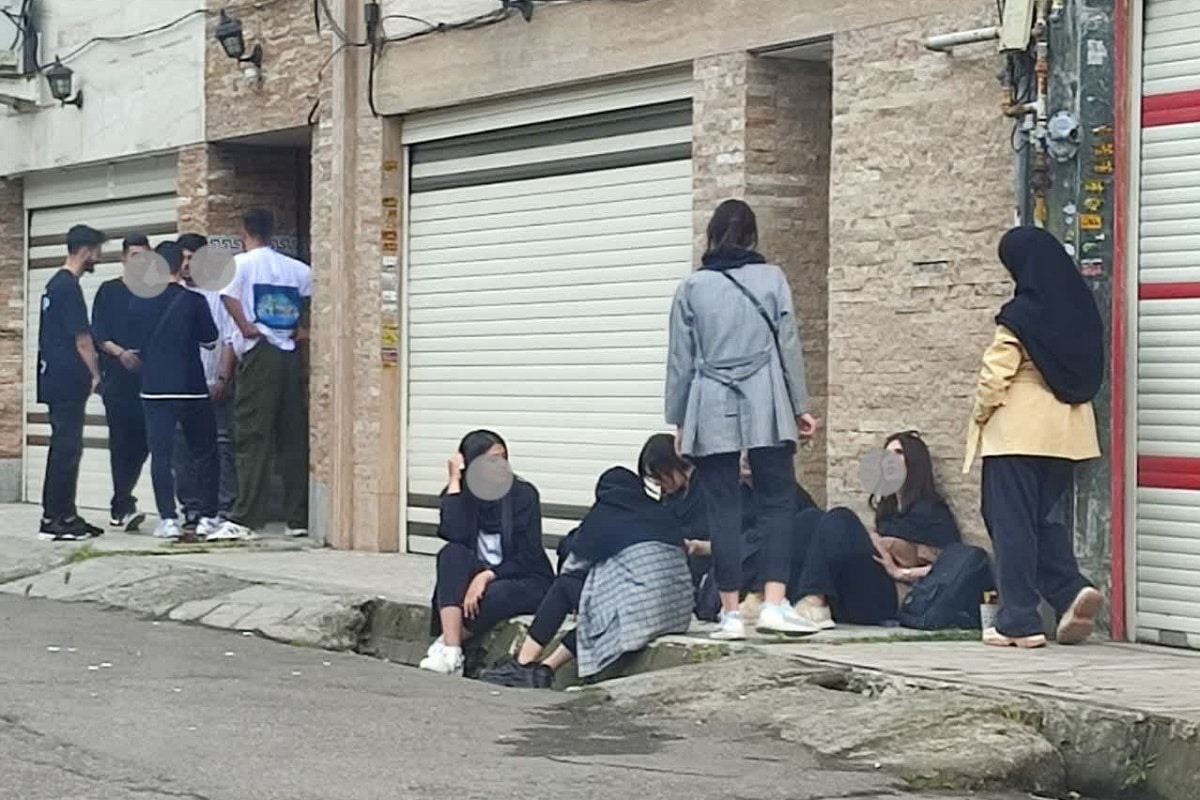 عکس| تجمع هنجارشکنانه دانشجویان دانشگاه آزاد مقابل درب مردم | دیلی فوتبال