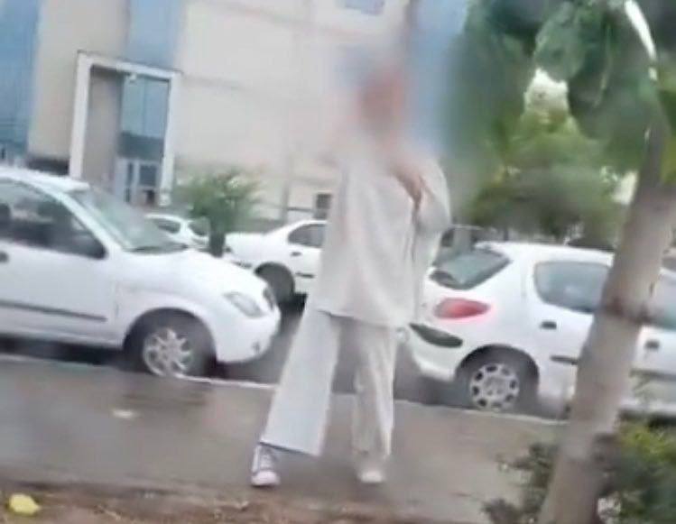 عکس| پوشش دختری که توسط گشت ارشاد با پتو بازداشت شد | دیلی فوتبال