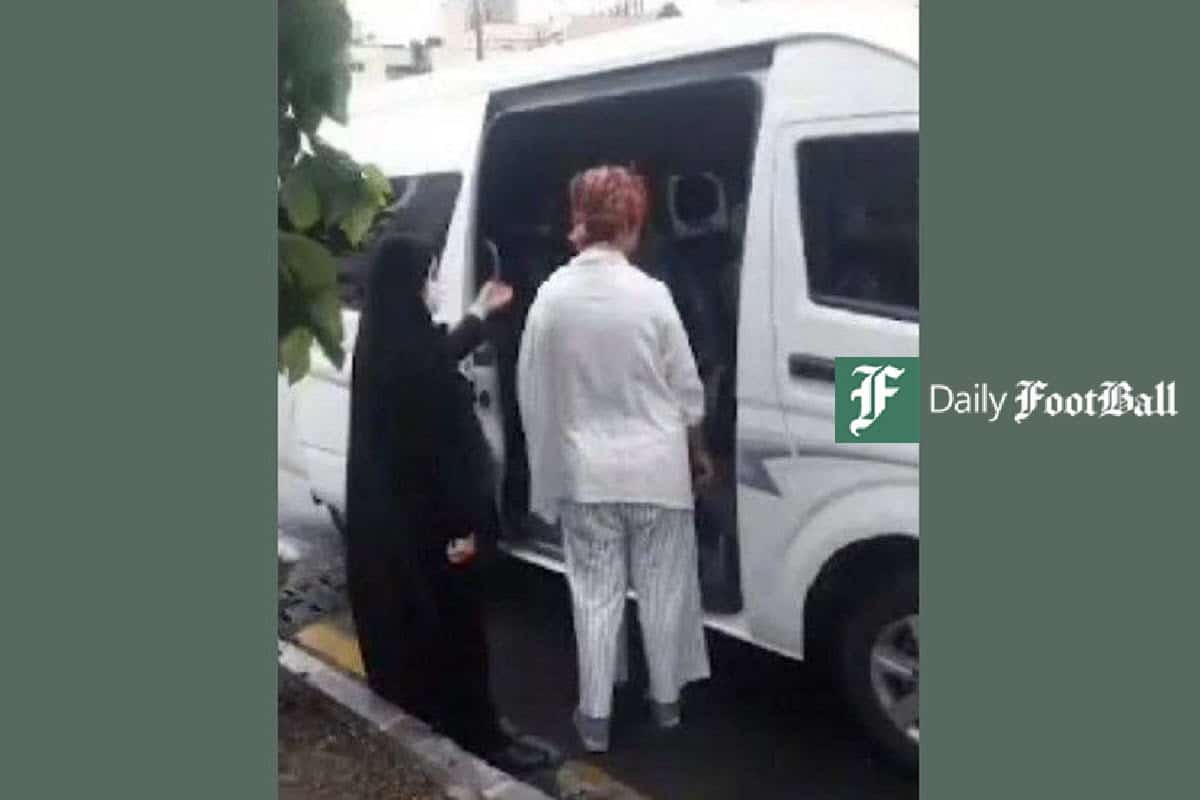 عکس| پوشش دختری که توسط گشت ارشاد با پتو بازداشت شد | دیلی فوتبال