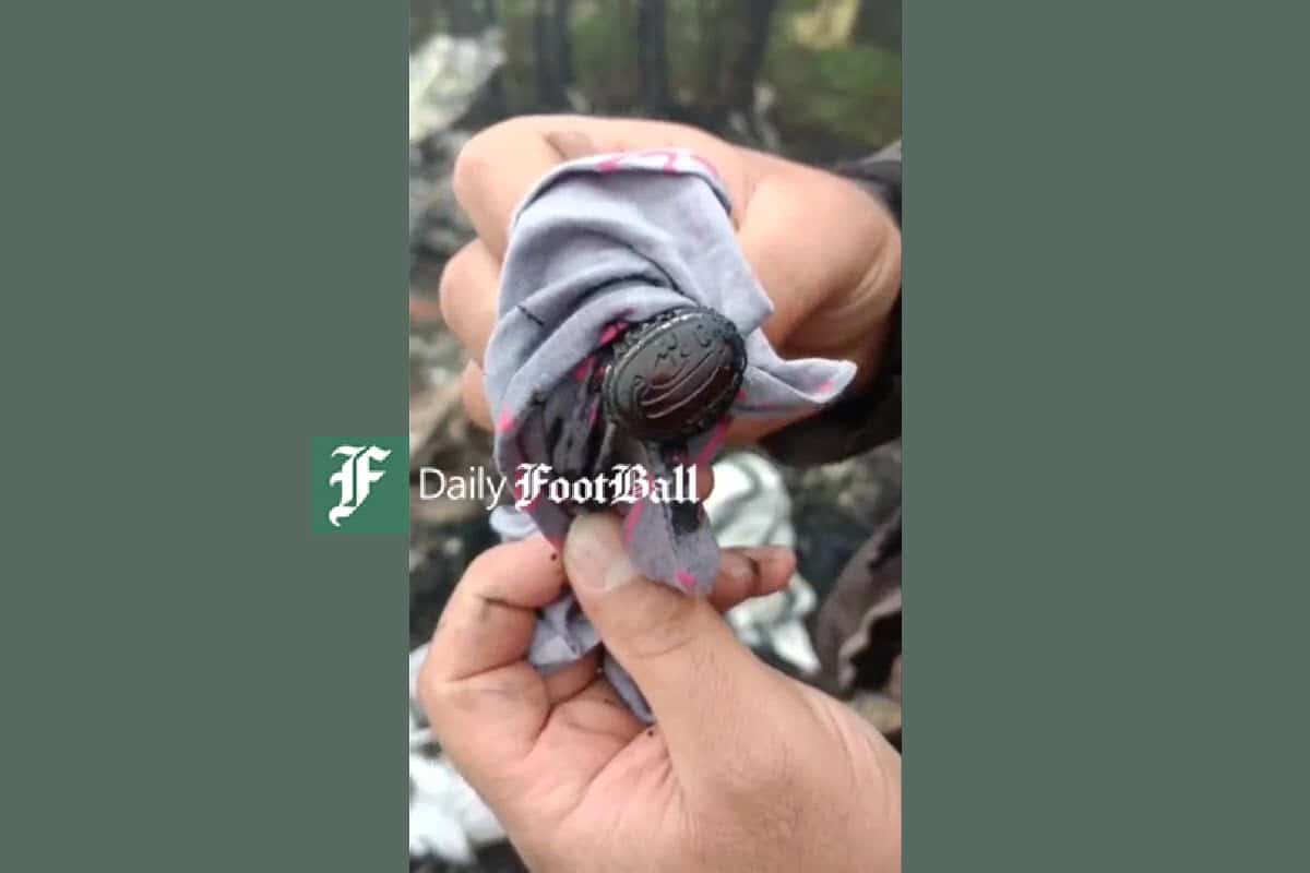 فیلم| لحظه پیدا شدن انگشتر رئیس جمهور در محل سانحه سقوط بالگرد | دیلی فوتبال