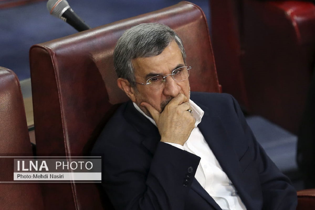 عکس| پیراهن سفید محمود احمدی نژاد جنجال به پا کرد؛ شاید لباس مشکی نداشته… | دیلی فوتبال