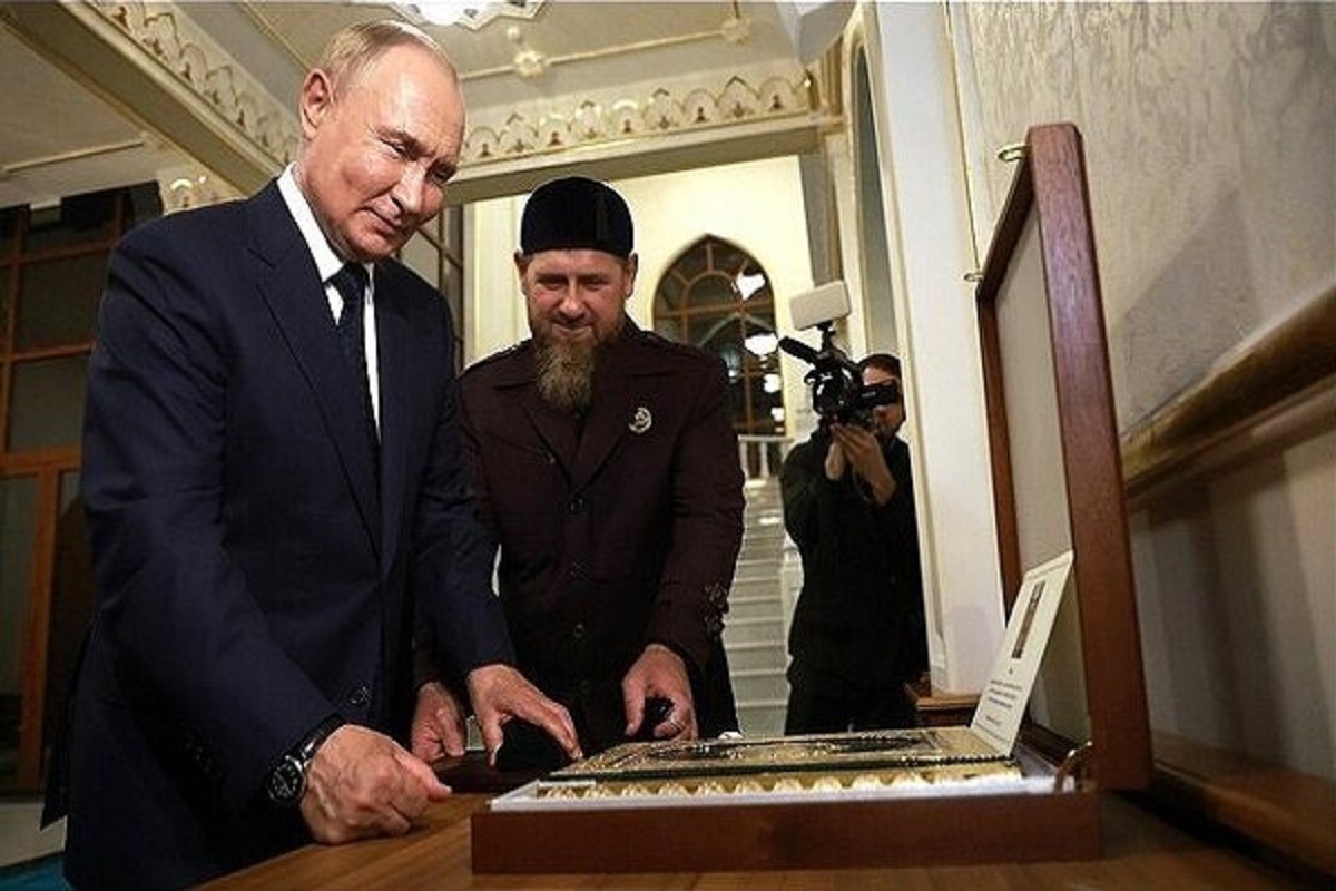 فیلم| بوسیدن قرآن توسط ولادیمیر پوتین | دیلی فوتبال
