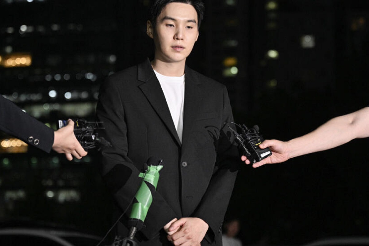 عکس| احضار خواننده گروه «بی تی اس» به اداره پلیس | دیلی فوتبال