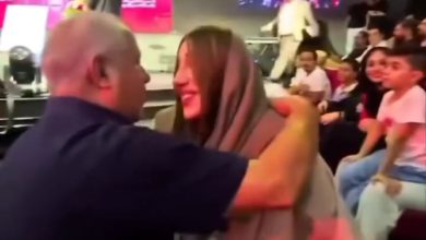 فیلم| عاقبت بدحجابی ورزشکار زن؛ بغل کردن ناهید کیانی توسط علی پروین | دیلی فوتبال